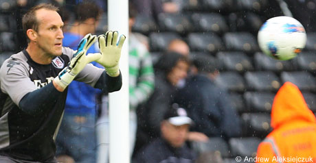 Fulham keeper Schwarzer signs new deal