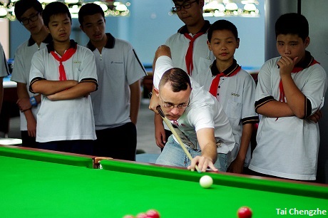 Gould recently visited a school in Shanghai to pass on some snooker tips