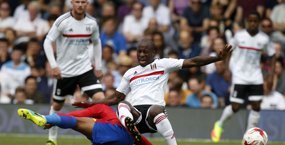 Fulham's Sone Aluko (right) and Crystal Palace's Jason Puncheon battle for the ball