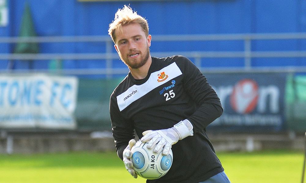 Keeper Isted returns to Wealdstone on loan from Luton
