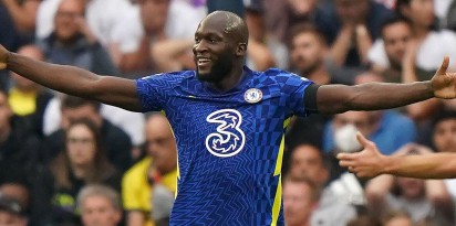 Lukaku scores again as Chelsea easily beat 10-man Leeds