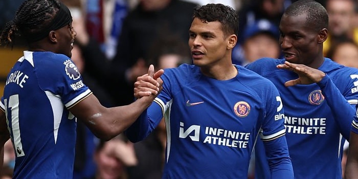 Chelsea thrash Hammers to stay in race for European spot