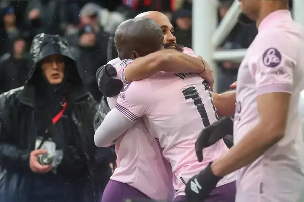 Bees beat Palace to make it back-to-back away wins