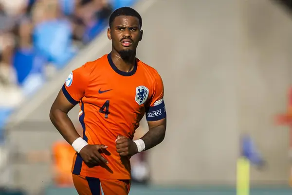 Chelsea complete £37m signing of Dutch defender Hato