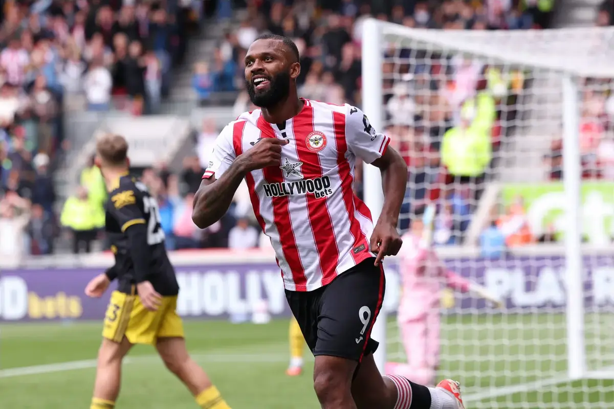 Thiago scores twice as Brentford beat Man Utd