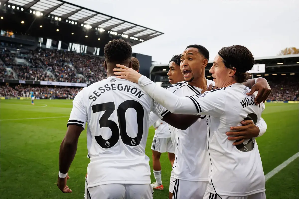 Fulham easily beat 10-man Wolves