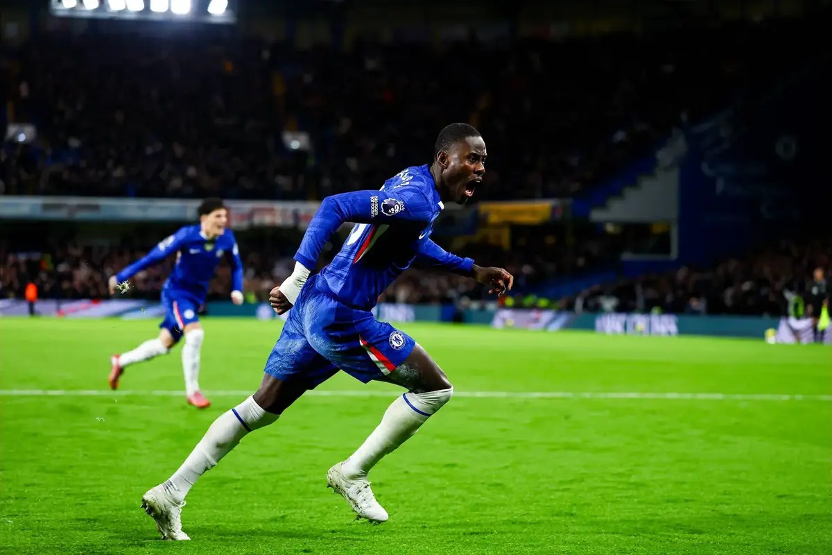 Ten-man Chelsea earn draw with Arsenal