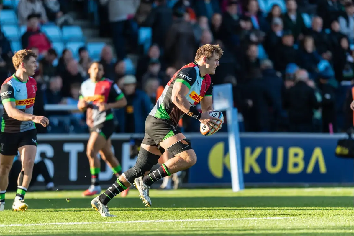 Carr signs new contract with Harlequins