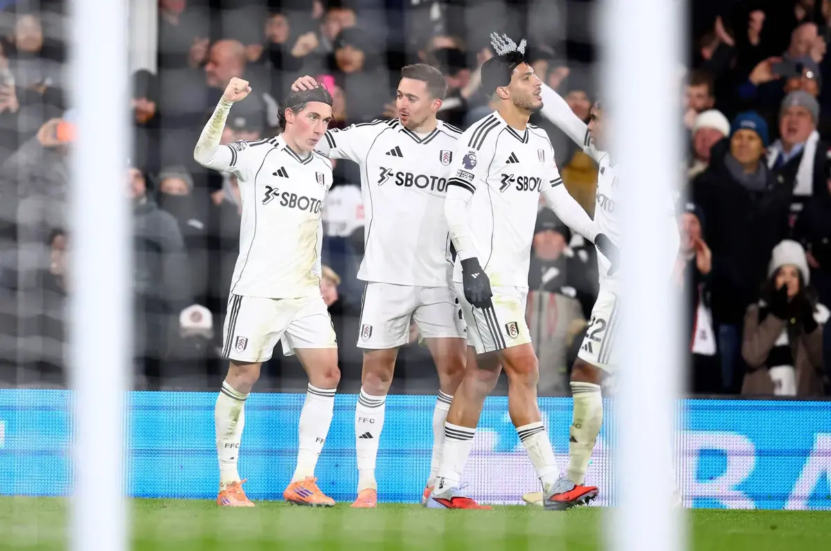 Wilson’s cracking goal gives Fulham derby victory over 10-man Chelsea