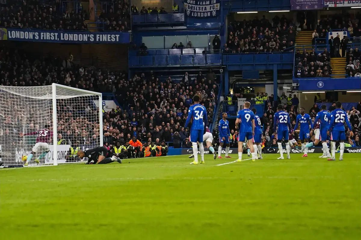 Ten-man Chelsea denied by stoppage-time Burnley equaliser