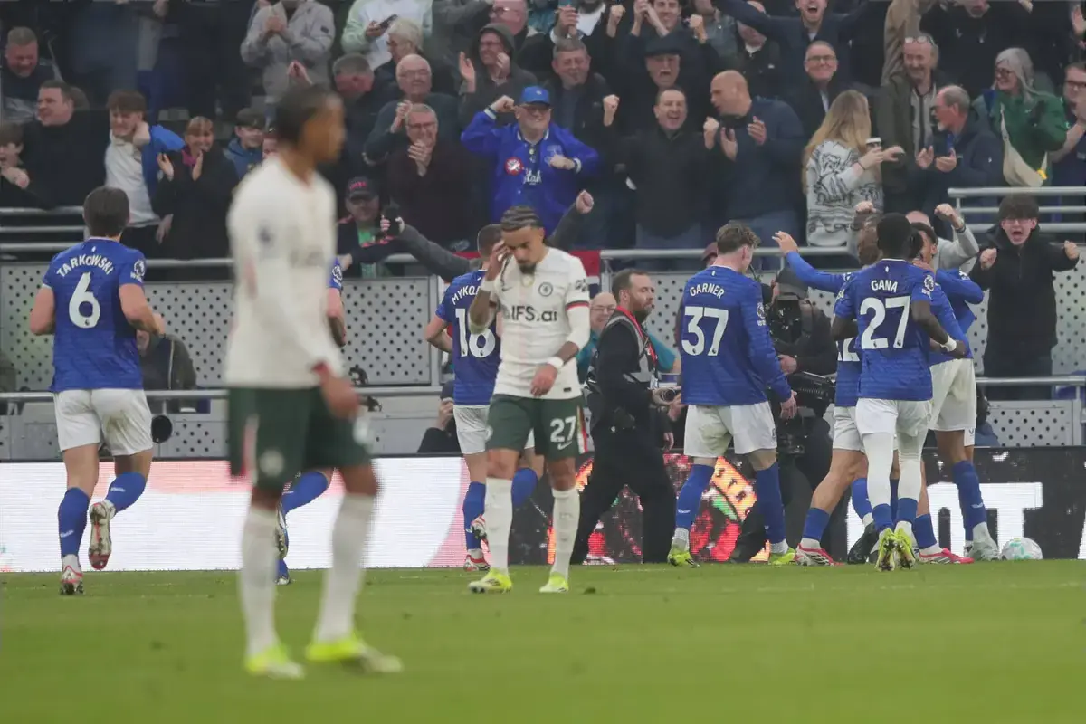 Chelsea crushed by Everton as Sanchez makes another gaffe