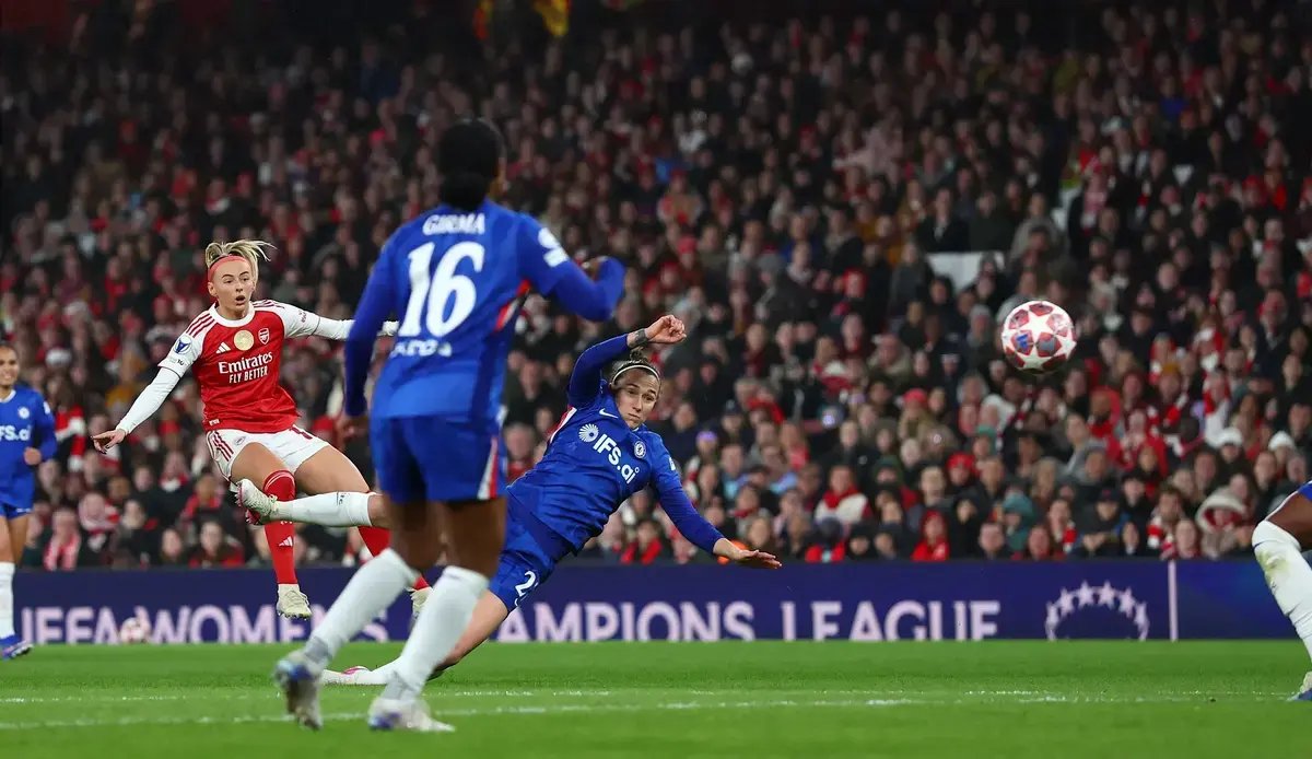 Kelly helps Arsenal to first-leg win against Chelsea