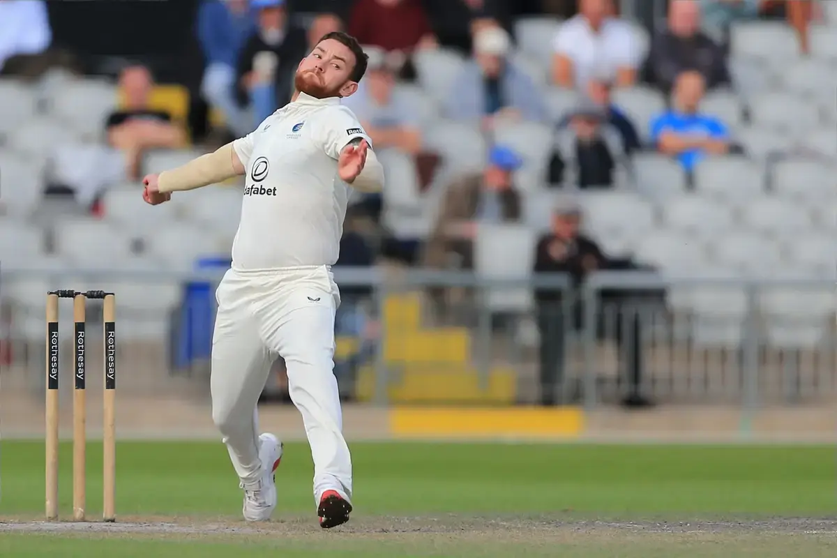 Higgins signs new Middlesex contract