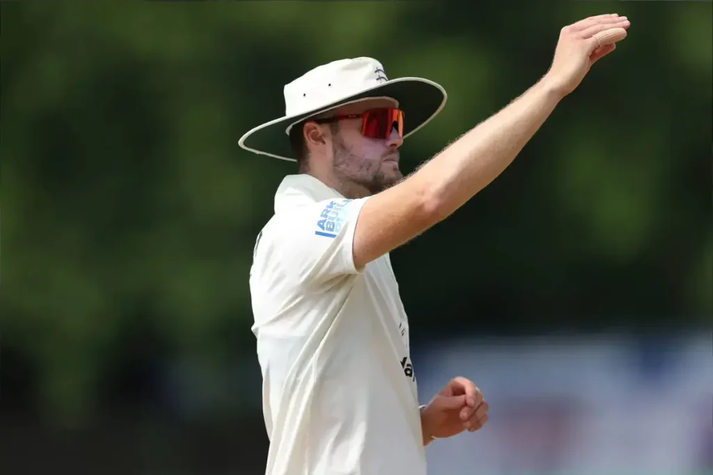 Middlesex bowler Helm joins Foxes on loan