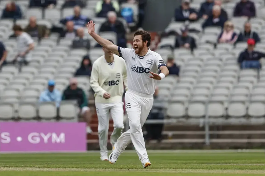 Higgins takes three wickets as Middlesex hit back against Lancs