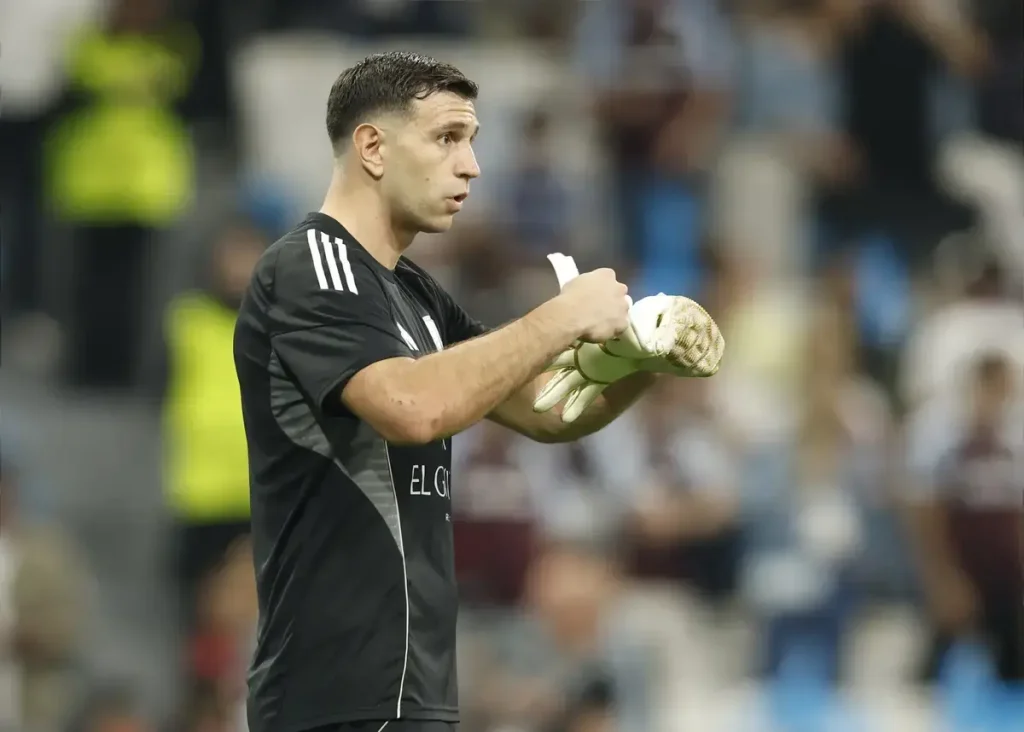 Chelsea agree deal to sign keeper Martinez from Aston Villa