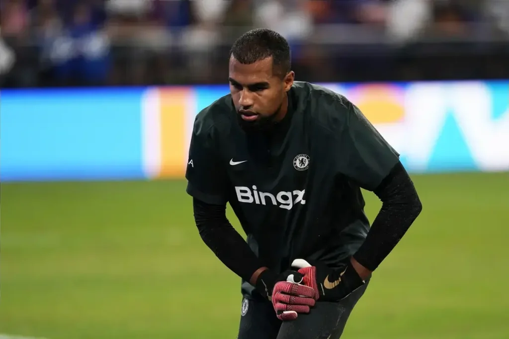 Chelsea keeper Sanchez joins Como on loan